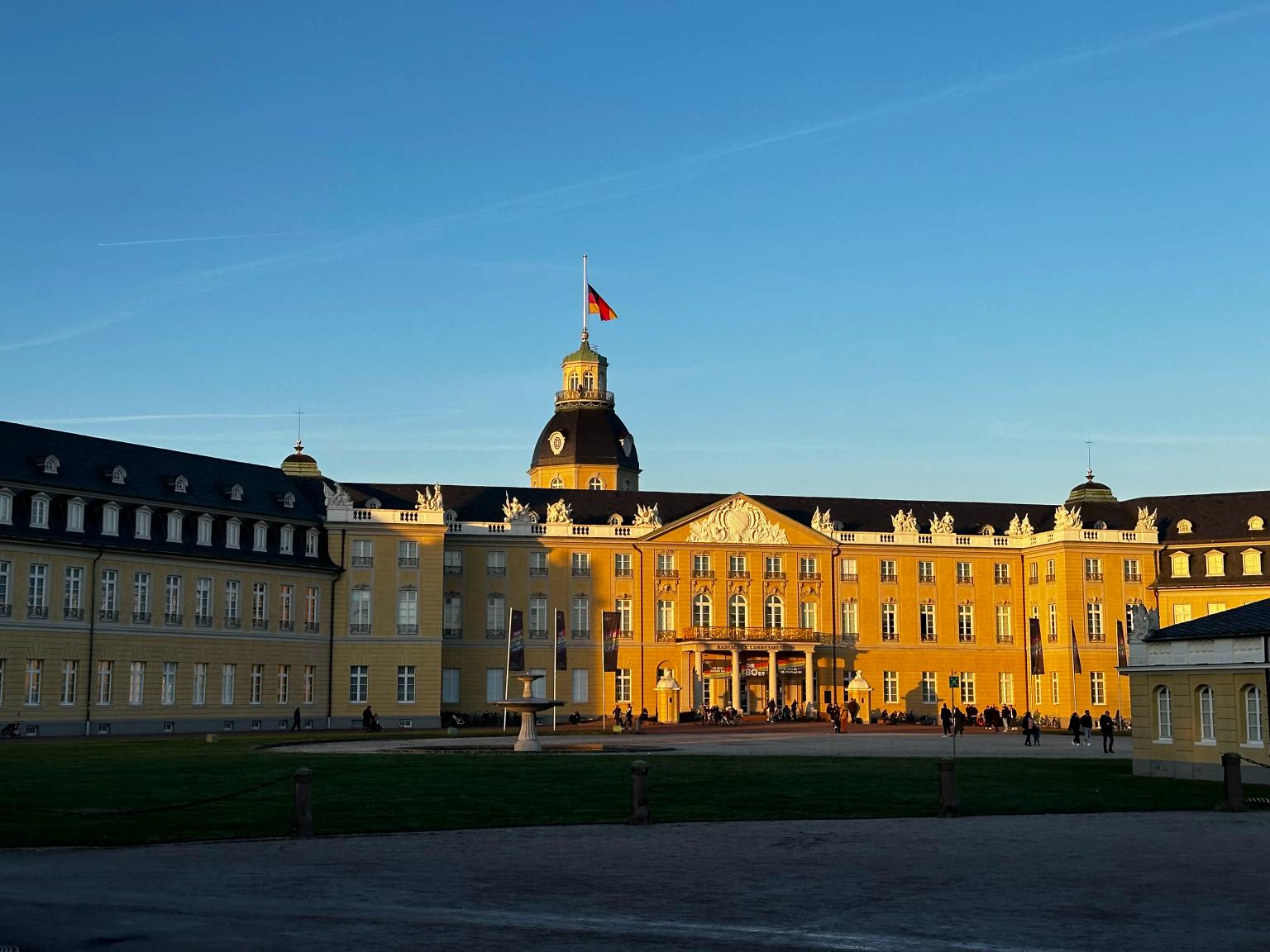 BW-EDV: Das Unternehmen; Frontansicht auf das Schloss Karlsruhe bei Sonnenuntergang